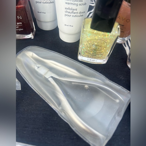 Avon Makeup Nail Bundle 5 Bottles Of Nail Polish And Nailhand